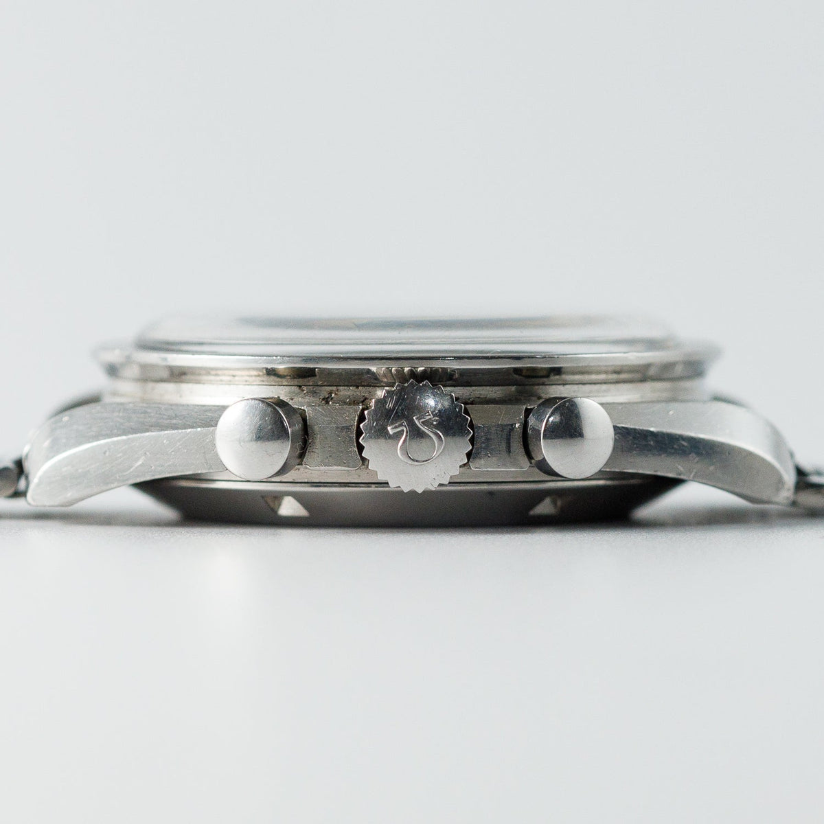 OMEGA SPEEDMASTER Ref.105.012 CB case Facet Lines On The Lugs