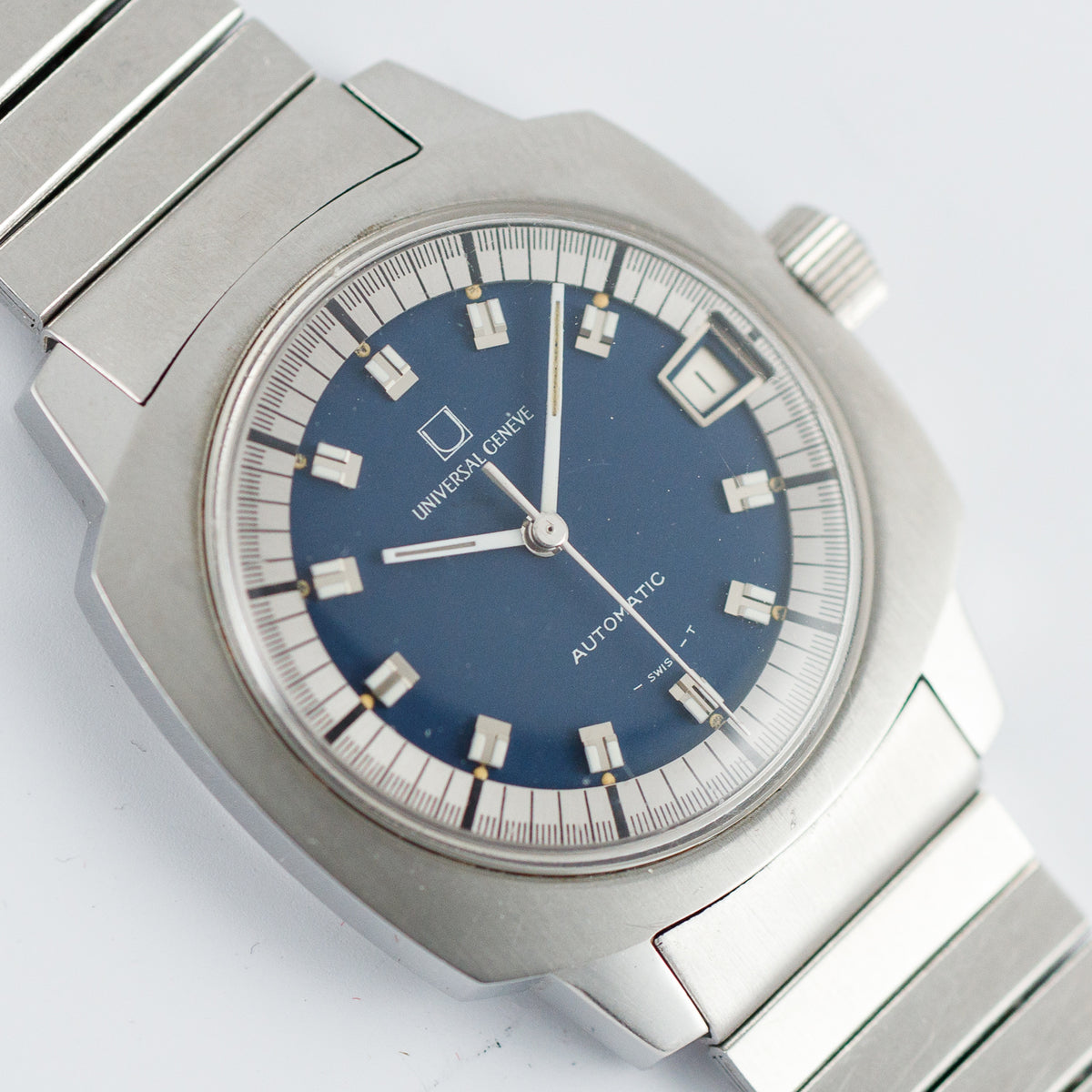 UNIVERSAL GENEVE REF.869126 with the original bracelet
