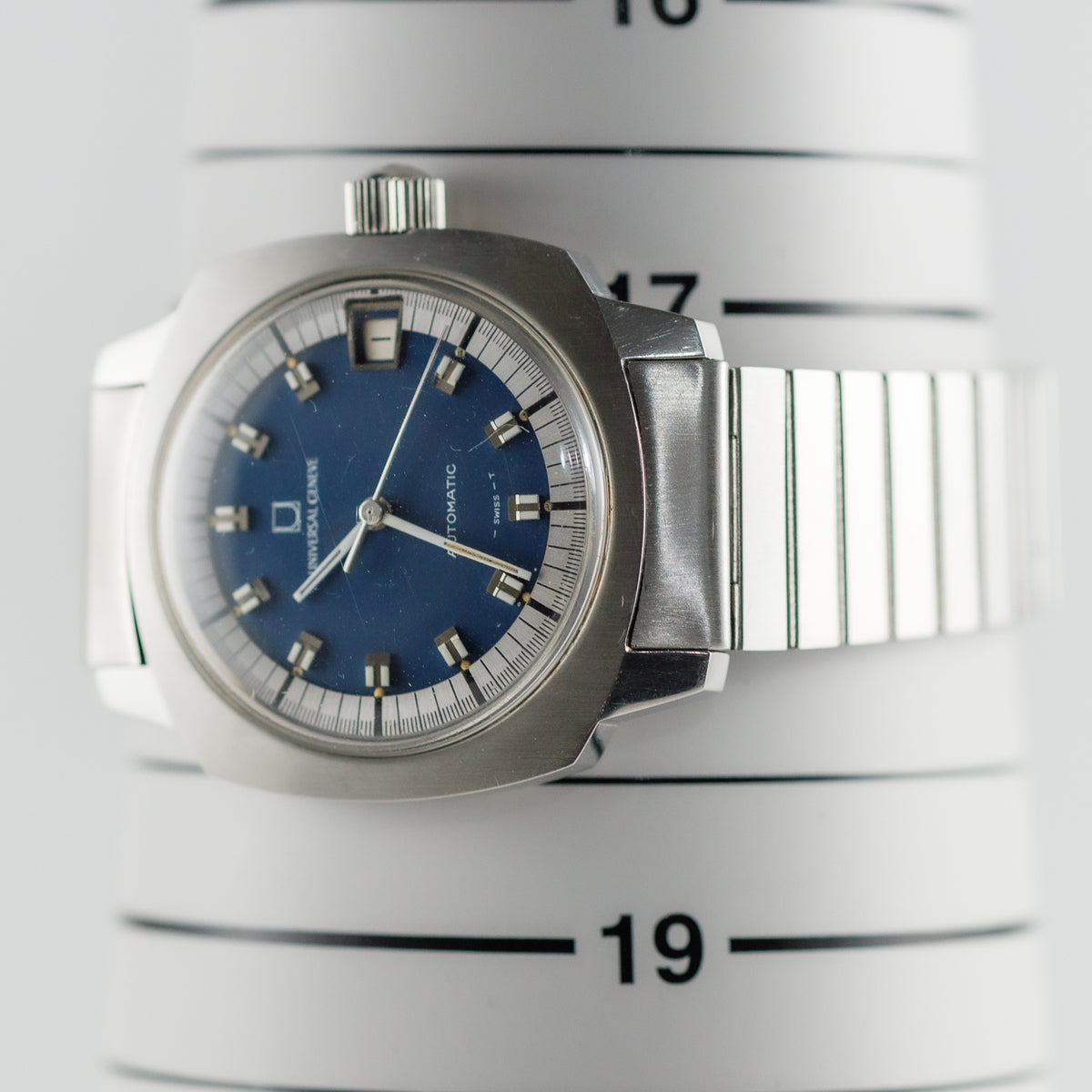 UNIVERSAL GENEVE REF.869126 with the original bracelet